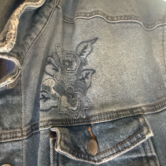Women’s Universal Threads Denim Jacket - Picture 2 of 4